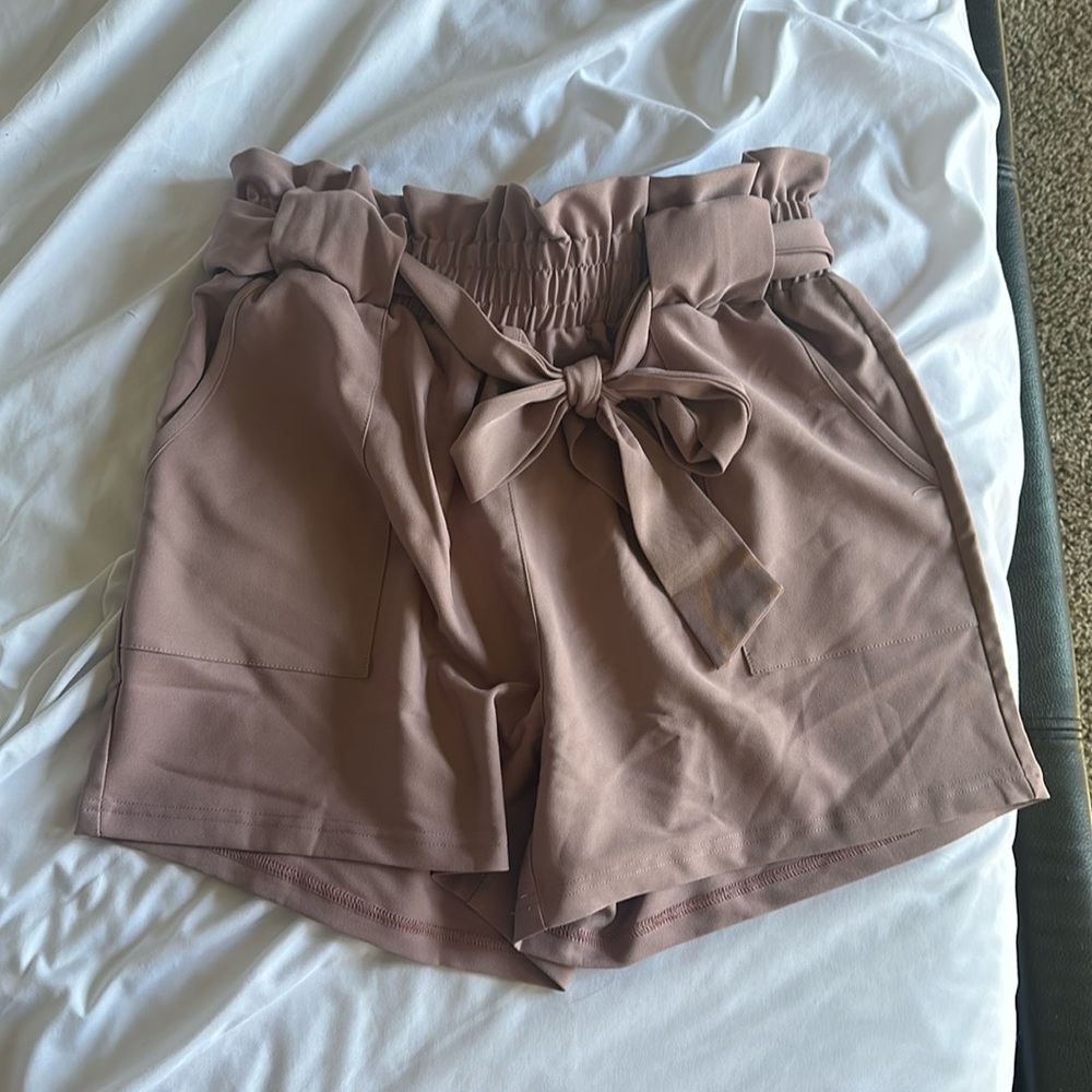 Mauve shorts with bow tie